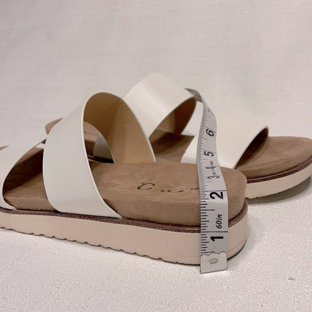 Women slip on sandals size 7 white and tan color like new - Picture 3 of 3
